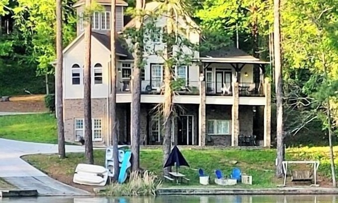 Guntersville House | WATERFRONT kayaks, paddleboat & Beautiful Mountain Views, convenient to shopping