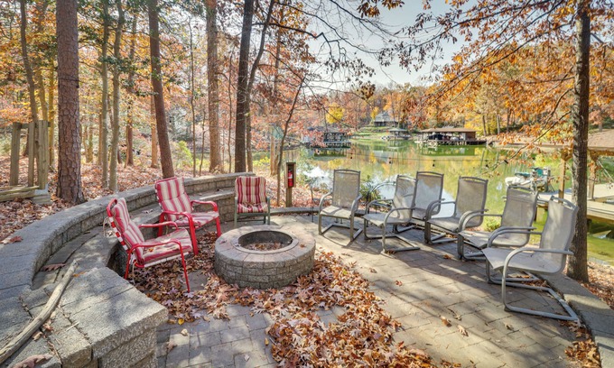 Windwood Coves House | Waterfront Lake Anna Home: Kayaks & Private Dock