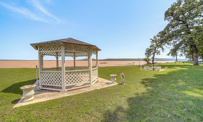 Hoyt House | Waterfront Lake Eufaula Home: Dock & Beach Access!