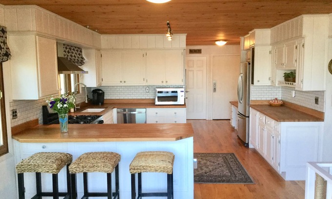 Lake Ripley House | Waterfront Lake Ripley getaway. Kayak, paddleboard and fish from private pier!