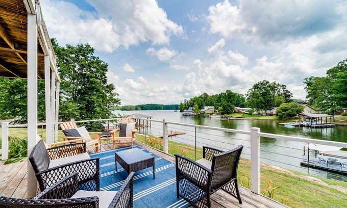 Alexander City House | Waterfront Lake Martin Home with 2 docks