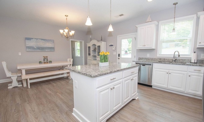 Dadeville House | Waterfront Lakehouse, Great Sandy Beach, Boathouse, Decks, Fire pits, Views!