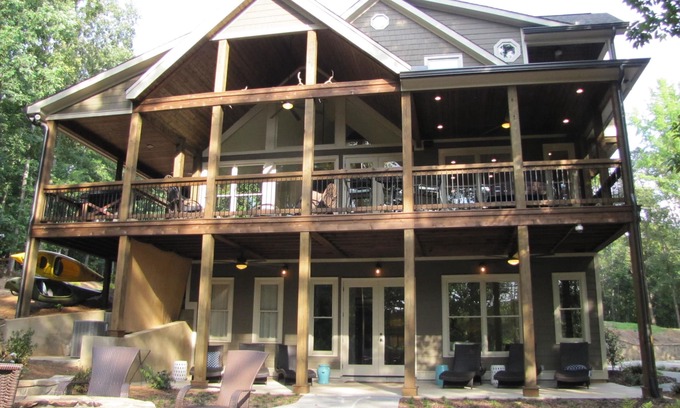 Hartwell House | Waterfront Lodge 16 beds, lake view, perfect for family/corporate gatherings!