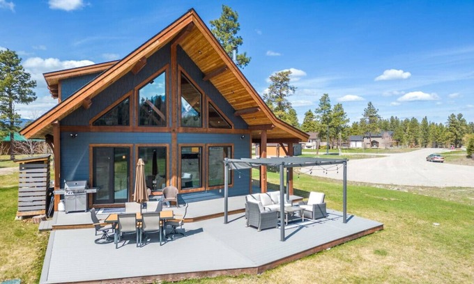 East Kootenay House | Waterfront Lodge | Private Dock | Rocky Mountains