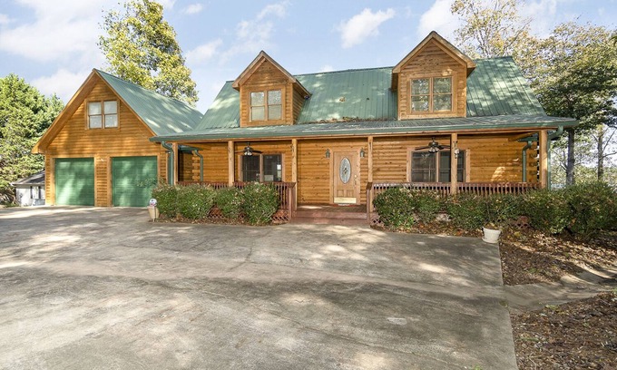Six Mile House | Waterfront Log Cabin on Lake Keowee