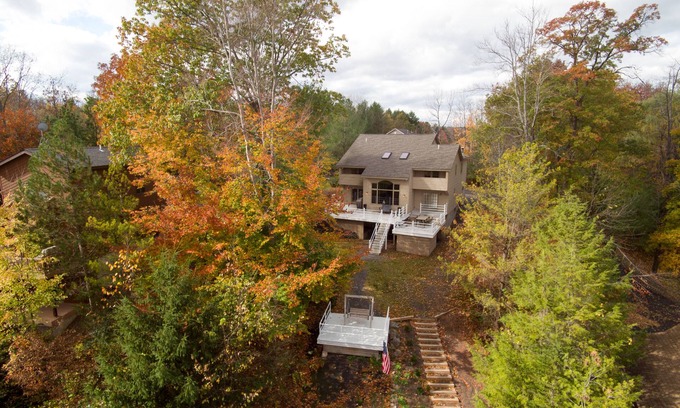 Athens House | Waterfront Luxe: Chef’s Kitchen, Pong & Air Hockey, Near Hudson, Ski Hunter Mntn