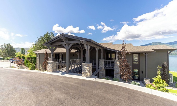 Wapato Point Condo | Waterfront Luxury- Yacinde B2