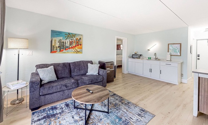 Isles of Capri Condo | Waterfront Marco Island condo with dock, updated interior & sweeping views