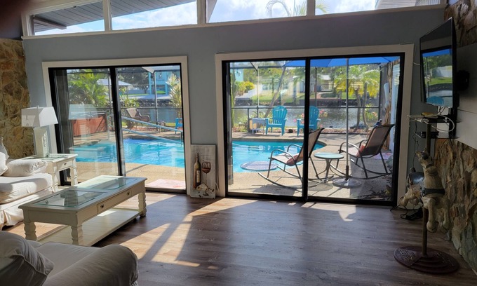 Ruskin House | Waterfront Mid Century Cottage w/Pool and Spa- Close to beaches - Sleeps 9