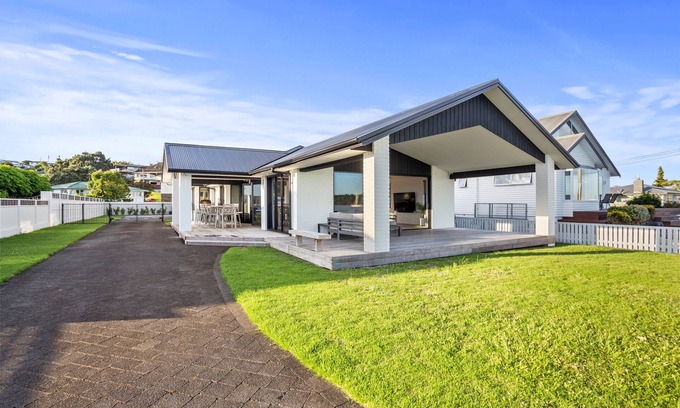 Omokoroa House | Waterfront Oasis - Omokoroa Holiday Home