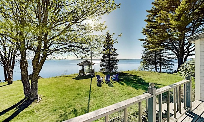 Trenton House | Waterfront Oasis
