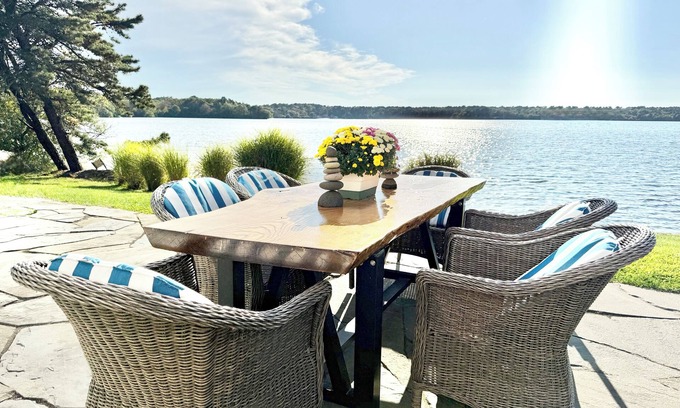 Brewster House | ★Waterfront & on Bike Path★Firepit ★Private beach★Bikes★Kayaks★Sm.dog OK💥Sunsets