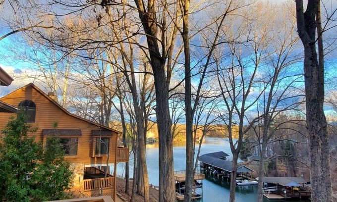 North Shore House | Waterfront, Paddle Boards/Kayaks & FirePit, Pet