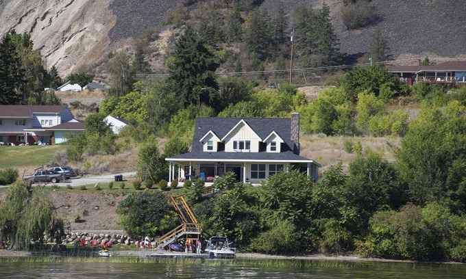 Oroville House | Waterfront Paradise on Lake Osoyoos