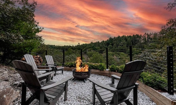 East Stroudsburg House | Waterfront Poconos Cottage | Cozy Fire Pit & Dogs