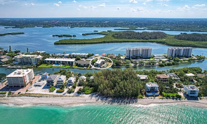 Siesta Key Condo | Waterfront/Pool mins to Siesta Key Beach-bikes/kayaks/SUPS incd- paddle to beach