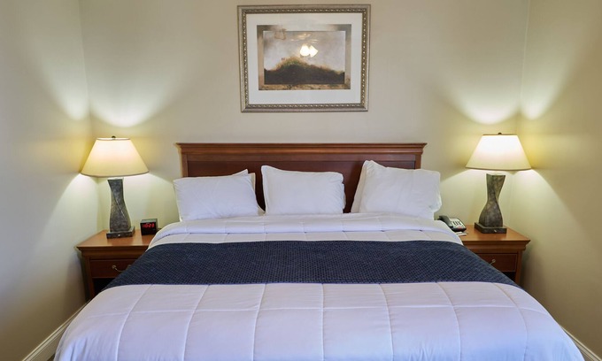 Fairhaven Resort | Waterfront property with Indoor Pool - 1.5 Miles to Beach
