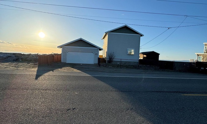 Oak Harbor House | Waterfront property right at the beach nnnn