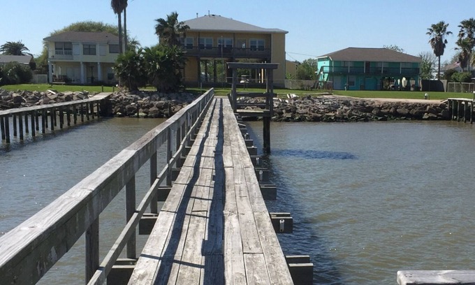 Dickinson House | Waterfront Property with a 300ft Pier w/Fishing Lights