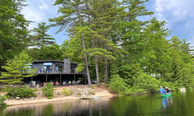 Eidelweiss Village House | Waterfront property with hot tub near North Conway