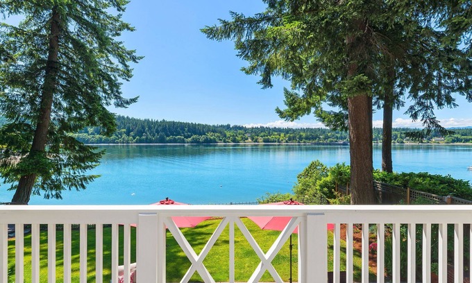 West Hills House | Waterfront ~ Really Unique ~ Charming Northwest Getaway