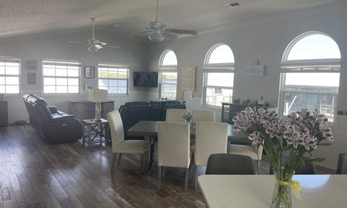 Nettles Island House | Waterfront Resort Home on Nettles Island