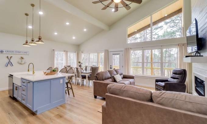 Tumbling Shoals House | Waterfront Retreat on Greers Ferry Lake w/Hot Tub