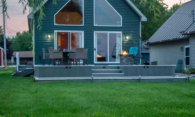 Houghton Lake House | Waterfront Retreat with AC and WiFi in Houghton Lake