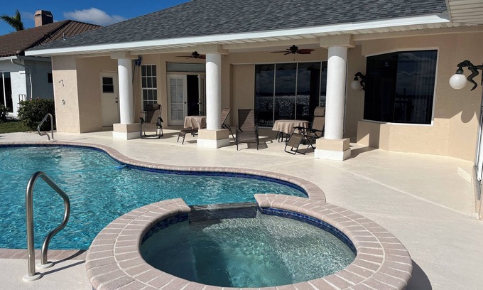 Caloosahatchee House | Waterfront Retreat 5 Star