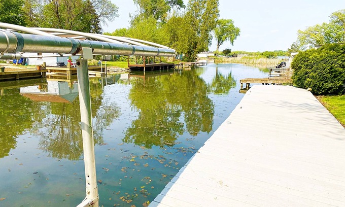 Oshkosh House | Waterfront Retreat on Lake Winnebago, Kayaks, Firepit, Dog Friendly