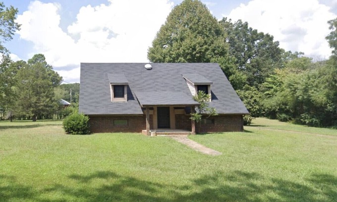 Leesburg House | Waterfront Retreat on Weiss Lake – Sleeps 14 | Stunning Views & Relaxing Outdoor Space