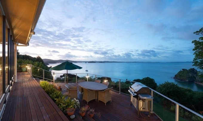Russell House | Waterfront Retreat with Inspirational Views