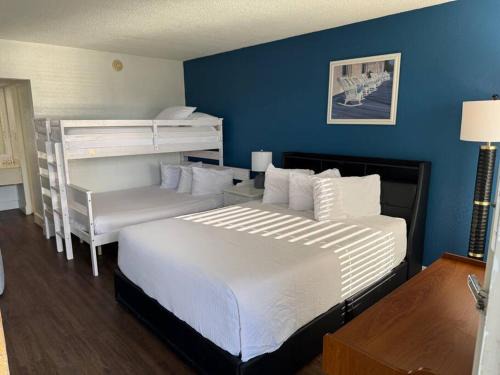 Trailer Estates Apartment | Waterfront Room, Heated Pool, Tiki Bar & Grill !