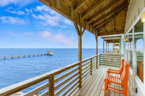 Flour Bluff House | Waterfront Shared Boat Dock Pool w Views Ariel’s Grotto by AvantStay