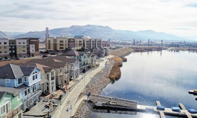 Sparks House | Waterfront Sparks Marina Home