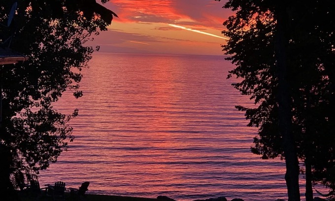 Sturgeon Bay Cottage | Waterfront, Spectacular Sunset Views, Beautiful Updated Cottage!