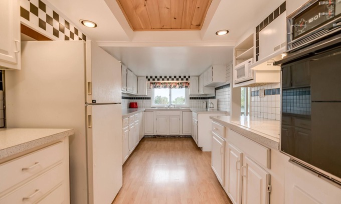 Cape Vincent House | Waterfront Suite with Jacuzzi Tub