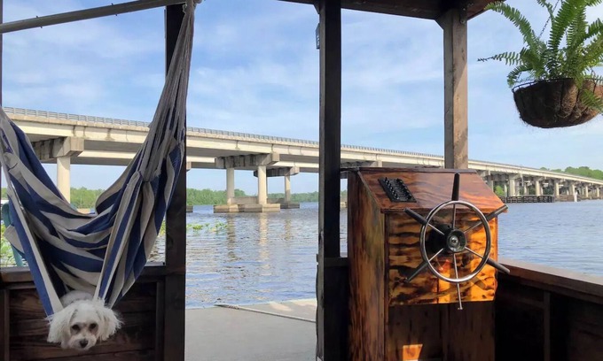 Sanford Boat Rental | Waterfront Tiny Houseboat Log Cabinn