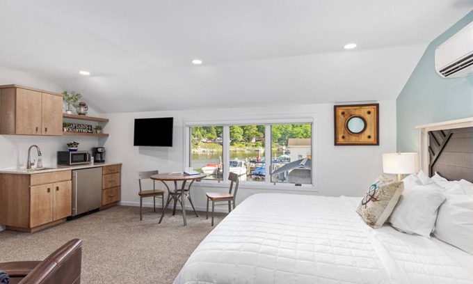 Saugatuck Apartment | Waterfront Unit w/Great River Views! Welcome to the Star Studio at Paddlewheel Properties! Located along the Kalamazoo River, Downtown Saugatuck!