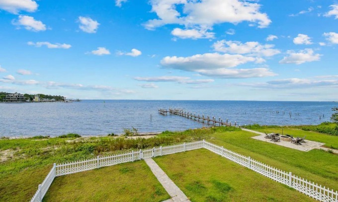 Freeport House | Waterfront