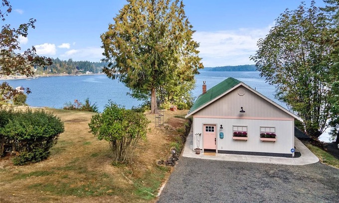 Shelton Cottage | Waterfront vacation cottage on Puget Sound. Kayak from your private beach. Unsurpassed views of Pickering Passage and the Hartstein Island bridge. South end of the Olympic Peninsula, complimentary kayaks.