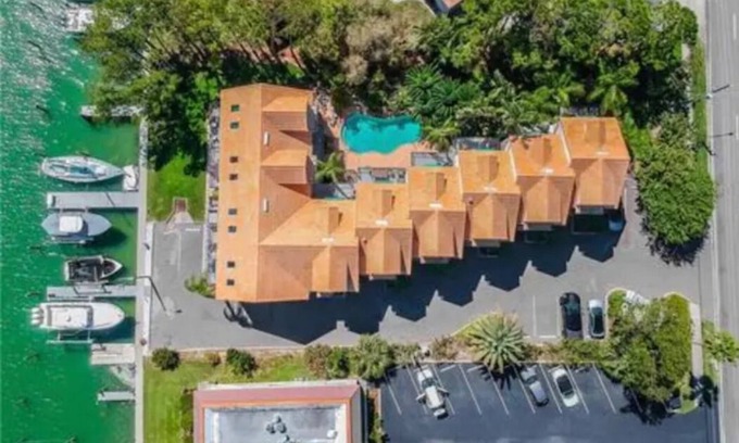 Island Estate House | Waterfront view property 5 minutes from the beaches!