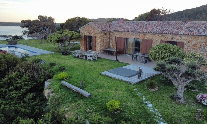 Santa Giulia House | Waterfront villa in the heart of Rondinara Bay