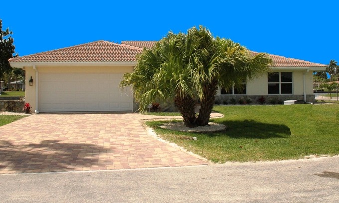 Yacht Club House | Waterfront Villa with pool - direct sailboat access - only 3 min to the river !