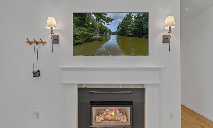 Cobbs Creek House | Waterfront w/Floating Dock, Kayaks~Family Home