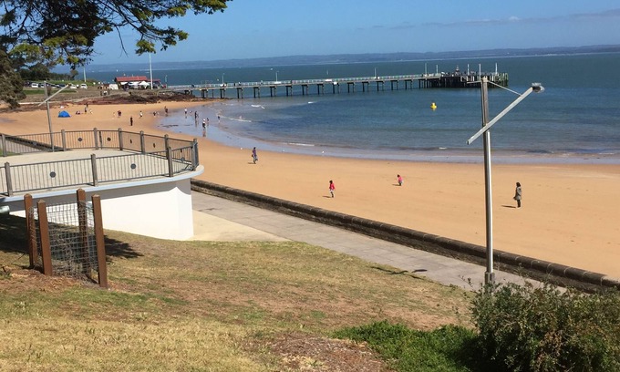 Cowes Apartment | Waterfront@Waves Luxurious Beachfront Apartment with Water View