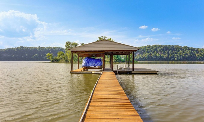 Athens House | Waterfront Wheeler Lake Home w/Furnished Deck