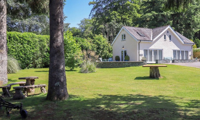 Windermere Cottage | WATERHEAD COTTAGE, with a garden in Troutbeck Bridge