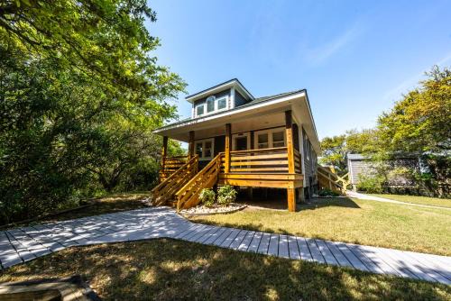 Waves House | Watermen's Hideout - Waterfront 2-Bedroom, 1-Bathroom Cottage with a Hot tub and Waterfront Deck