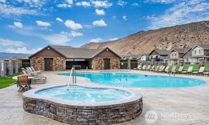 Quincy Condo | Watershed Condo near Large pool/hot tub. Gorge Amp shuttle nearby book separate.